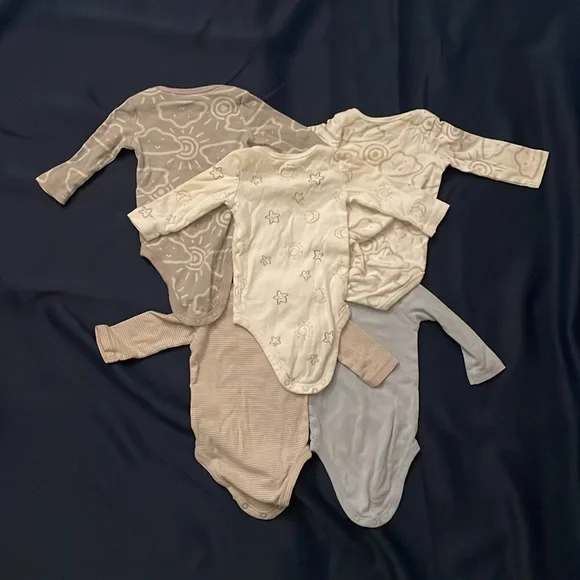 5 Carter’s long sleeve bodysuits - Picture 5 of 5